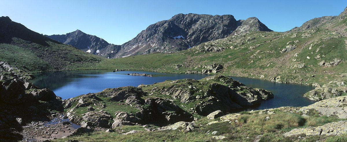 L'étang de la Goueille en venant des étangs de Petsiguer.<br />Prise de vue : 26/07/09, 18h07
