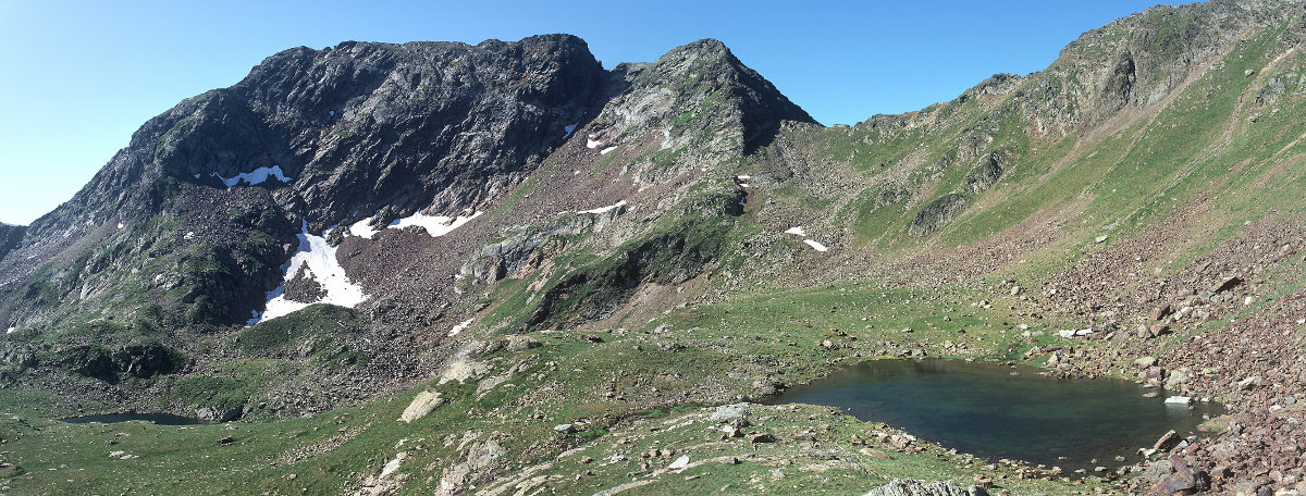Les étangs de l'Abeille avec l'Andorre juste derrière.<br />Prise de vue : 26/07/09, 10h18