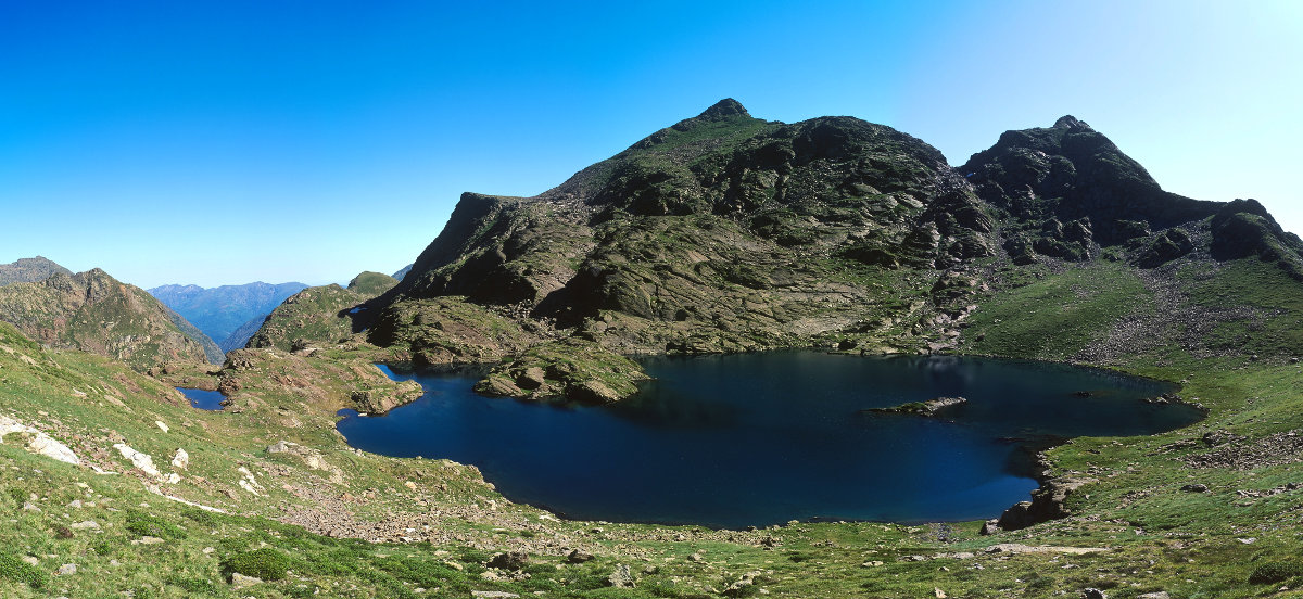 L'étang de la Goueille en venant des étangs des étangs de l'Abeille.<br />Prise de vue : 26/07/09, 10h38